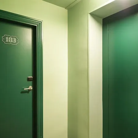 El Call Hotel *