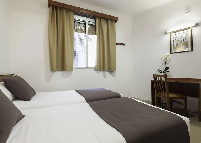 El Call Hotel *